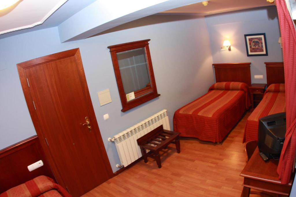Hostal Torres Сан-Леонардо-де-Ягуэ Номер фото