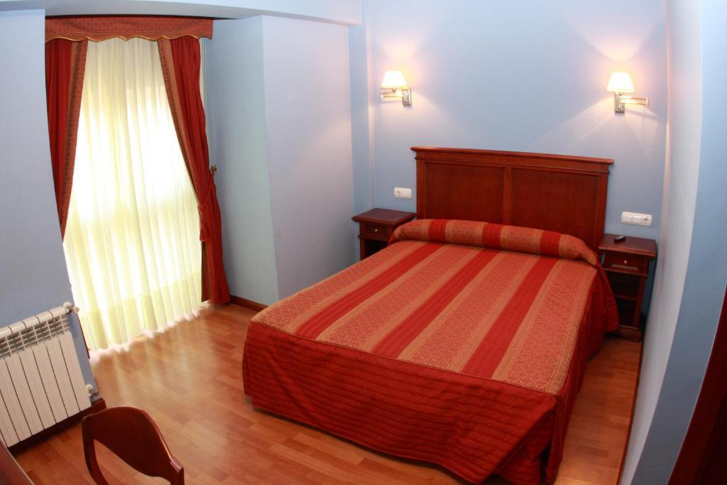 Hostal Torres Сан-Леонардо-де-Ягуэ Номер фото