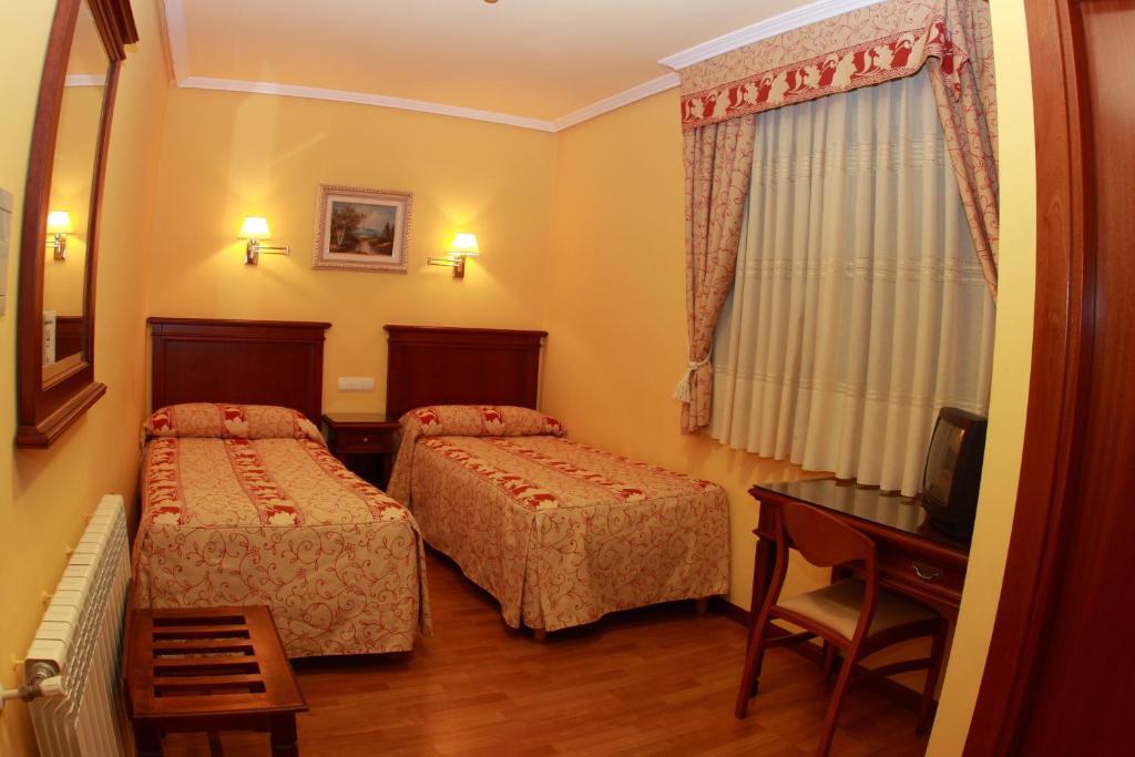 Hostal Torres Сан-Леонардо-де-Ягуэ Номер фото